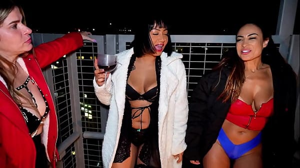 free 3 slutty milfs and 2 big cocks join in an animated orgy